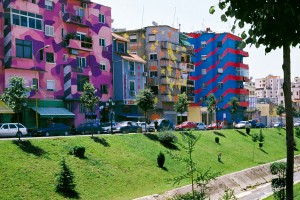 Tiranassa rakennukset eivät ole harmaita.