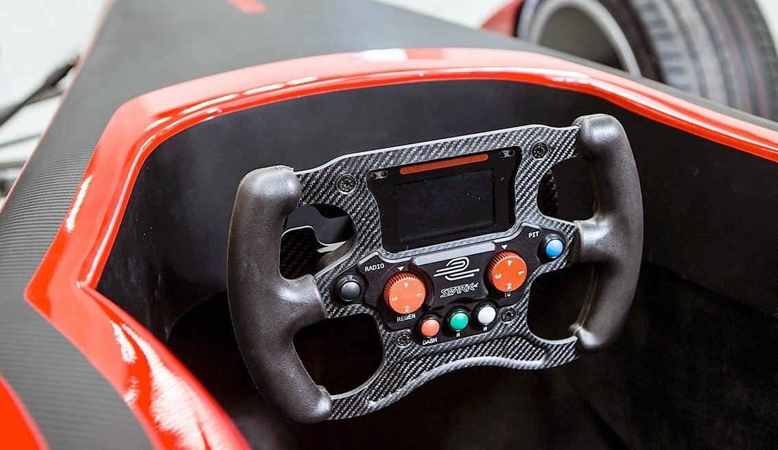 Formula E-auton ohjauspyörä on yksinkertaisempi kuin F1-auton vastaava.