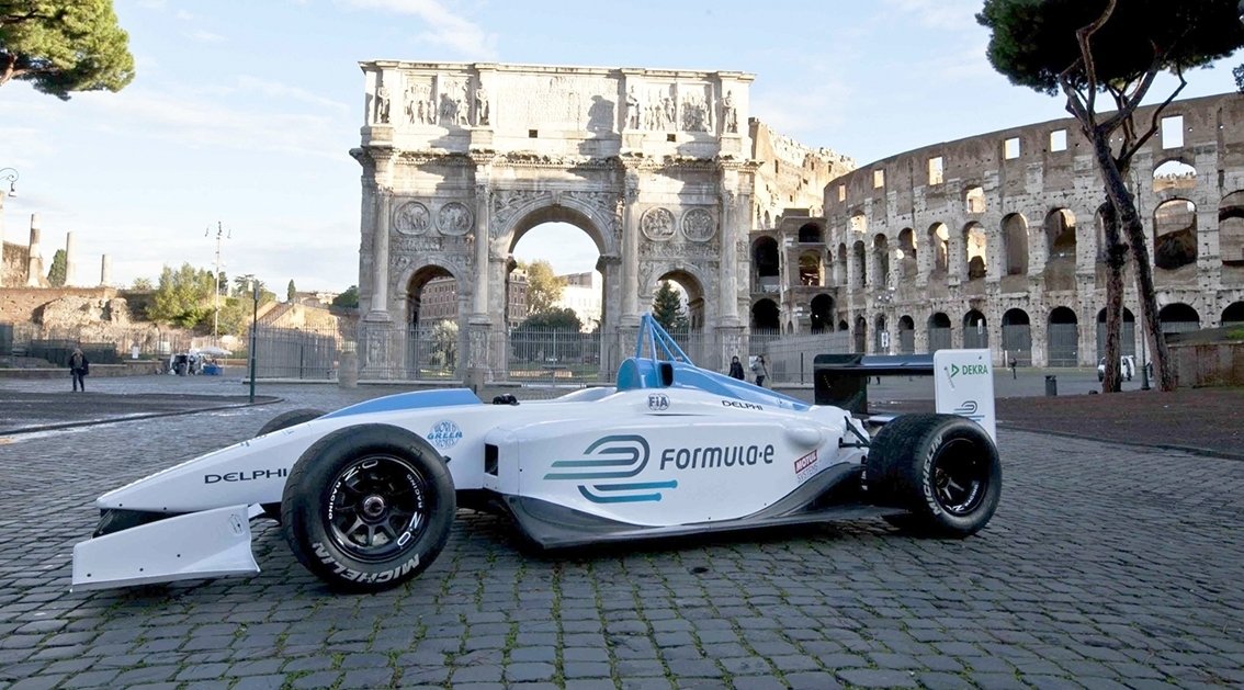 Formula E-kilpailut ajetaan suurkaupunkeihin rakennetuilla katuradoilla.