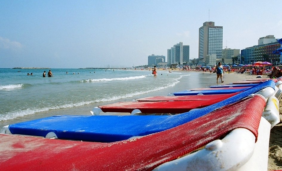 Viimeiset auringonsateet - Rantaelämää Israelin Tel Avivissa. Jos syksyn lähestyessä rusketuksen haaleneminen surettaa, Tel Avivissa riittää vielä aurinkoa eikä kesän loppu edes häämötä. Riviera-tyylinen eloisa rantapromenadi on täynnä huolettomia hölkkääjiä, pieniä putiikkeja ja tuoretta välimerellistä ruokaa tarjoavia ravintoloita. Pehmeä tuulenvire puhaltaa kaupungin 16 rannan yli tehden lämpötilasta juuri sopivan. Rannoista Gordon-Frishman on keskeisin, ja se on myös autuaasti tyhjillään syyskuukausina. Gay-ystävällisin ranta on Hilton, joka on myös surffaajien suosikkiranta. Bananalla voit katsella upeita auringonlaskuja drinkki kädessä samannimisessä rantakahvilassa tai seurata perjantaisin rummunsoittajien ja esiintyvien taiteilijoiden esitystä Dolphinarium-baarin rannalla. Kuva: chany crystal