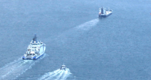 Suomenlahden merivartioston vartiolaiva Turva yhdessä muiden yksiköiden kanssa saattoi Fitburgia sen poistuessa. (Kuva: Rajavartiolaitos)