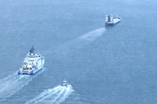 Suomenlahden merivartioston vartiolaiva Turva yhdessä muiden yksiköiden kanssa saattoi Fitburgia sen poistuessa. (Kuva: Rajavartiolaitos)