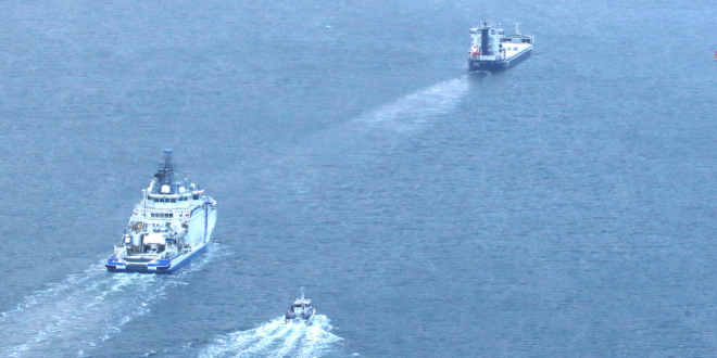 Suomenlahden merivartioston vartiolaiva Turva yhdessä muiden yksiköiden kanssa saattoi Fitburgia sen poistuessa. (Kuva: Rajavartiolaitos)